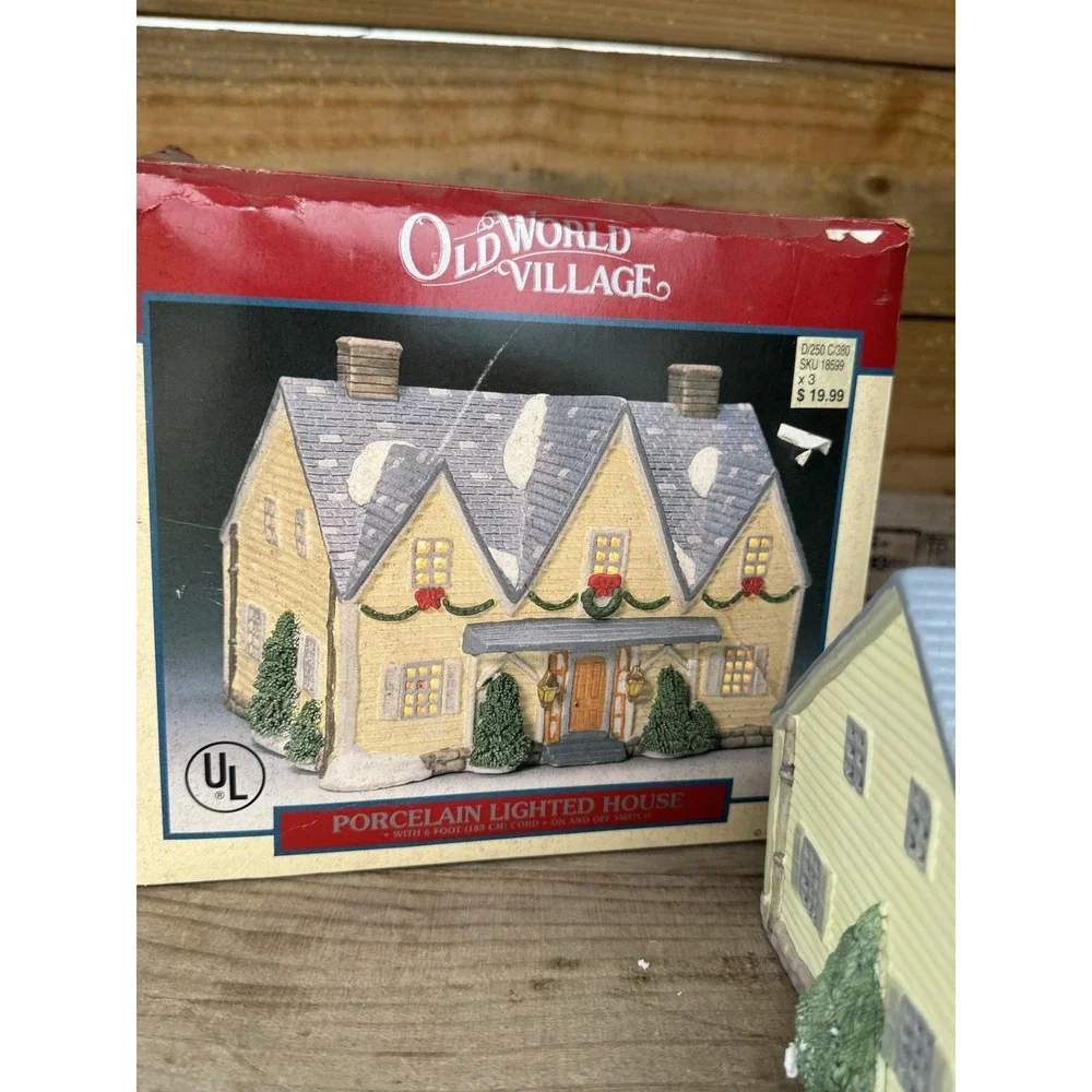 Vintage Christmas Lemax Dickensvale Village ~‎ YELLOW HOUSE 2 STORY ~ In box